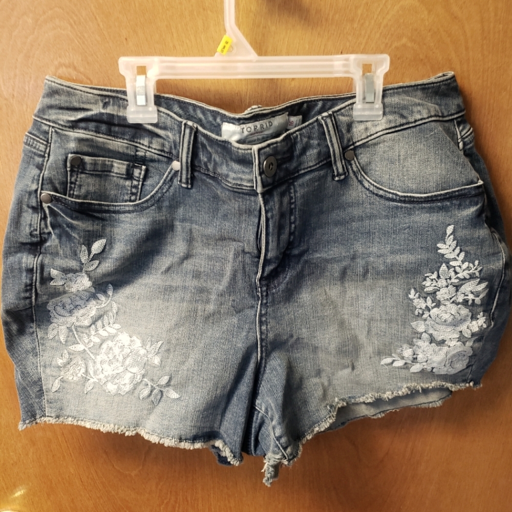 NWT torrid shorts 16